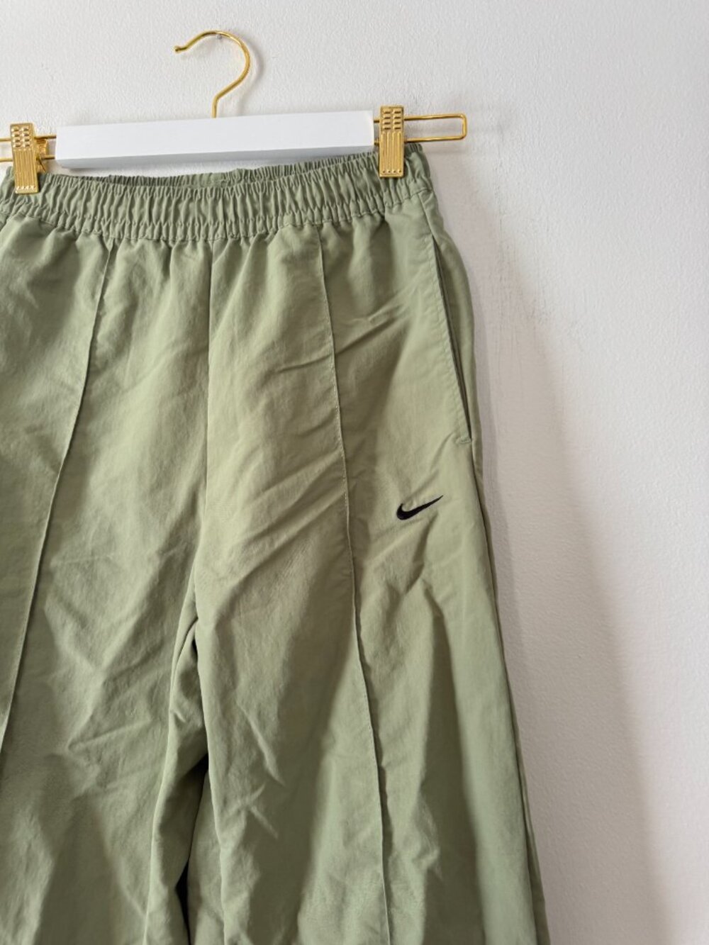 Nike Everythings Woven Mid Rise Open Hem Pant in Olive - Picture 3 of 14